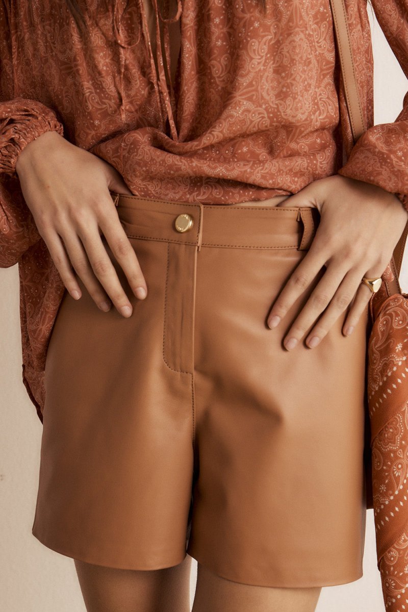 Shorts Helene Couro Amêndoa - Bonne Soirée