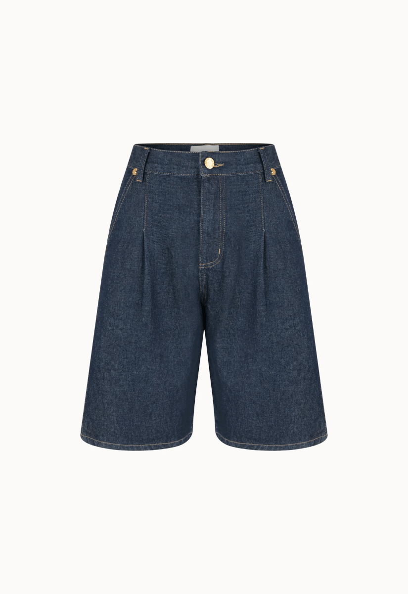 Bermuda jeans azul marinho, estilo casual. Confortável e versátil, é perfeita para o dia a dia e combina com várias peças para um look descontraído.