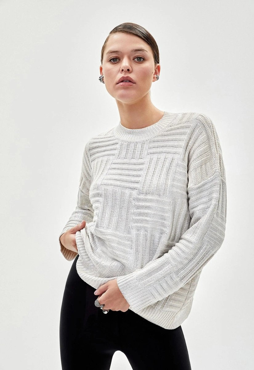 Blusa feminina tricot metalizada com textura geométrica em tonalidade prata. Design elegante de mangas longas, ideal para looks modernos e sofisticados.