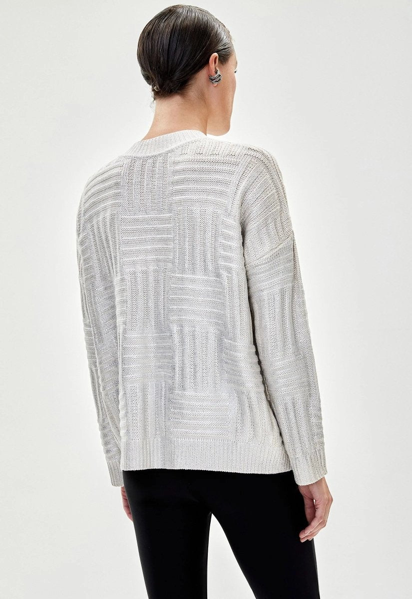 Blusa feminina tricot metalizada prata com textura geométrica e mangas longas. Design moderno e elegante, ideal para compor looks sofisticados.
