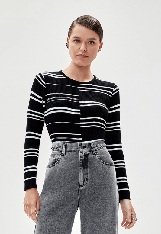 Blusa tricot feminina listrada, a peça possui mangas longas.
