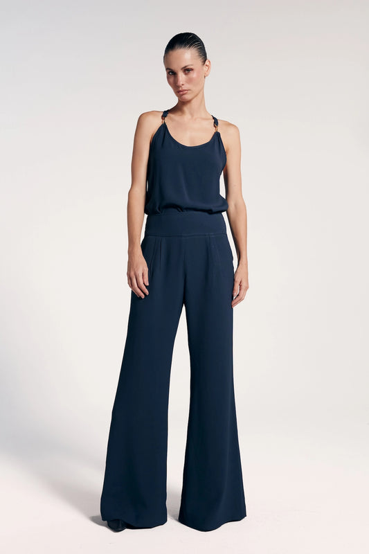 Calça alfaiataria azul marinho, versátil e clássica. Combina facilmente com várias peças, ideal para ambientes formais e looks casuais elegantes.