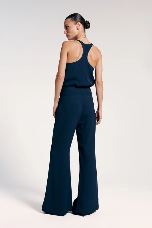 Calça alfaiataria azul marinho, destacando-se pela sua versatilidade e elegância, perfeita para compor looks formais ou casuais sofisticados.