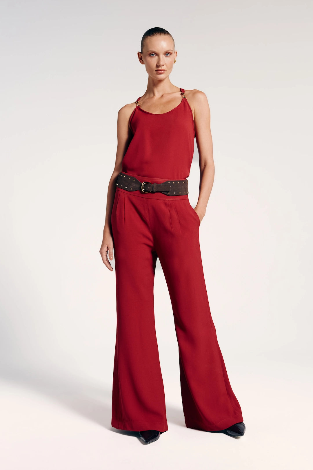 Calça alfaiataria vermelha, elegante e sofisticada, combina bem com looks formais e casuais. Perfeita para um estilo moderno e arrojado.
