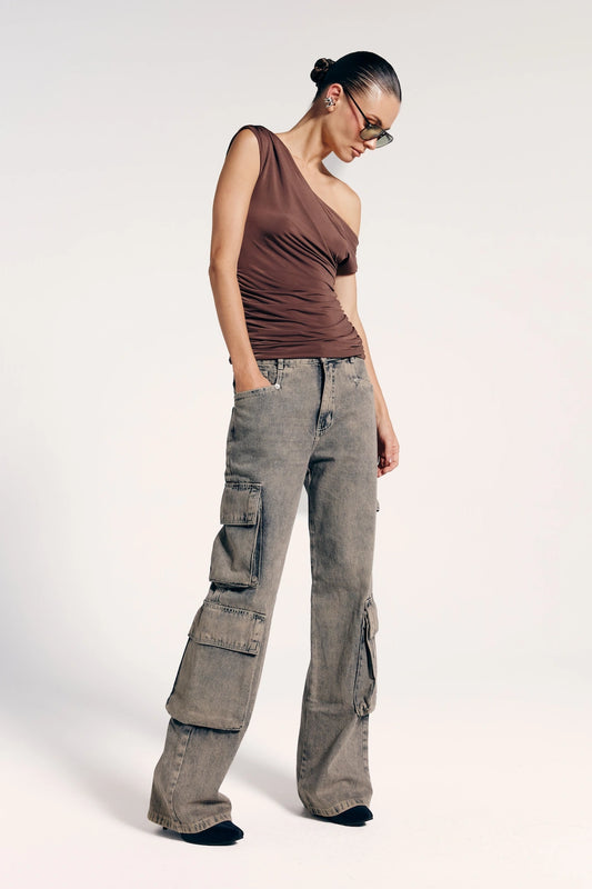 Calça cargo jeans estonada, prática e estilosa. Combina bolsos utilitários com um visual moderno e despojado, ideal para looks casuais e urbanos.