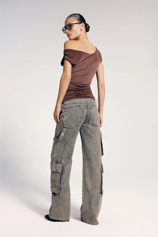 Calça cargo jeans estonada vista de trás, versátil e moderna. Oferece um estilo despojado com bolsos funcionais
