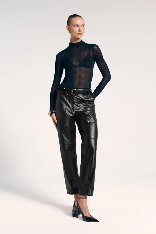 Calça cenoura de couro preta, combinando estilo elegante com um corte moderno. Perfeita para criar looks sofisticados e contemporâneos.