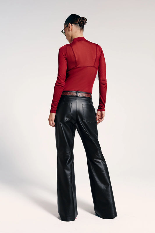 Calça flare de couro preta vista de trás, destaca-se por seu estilo sofisticado e moderno.