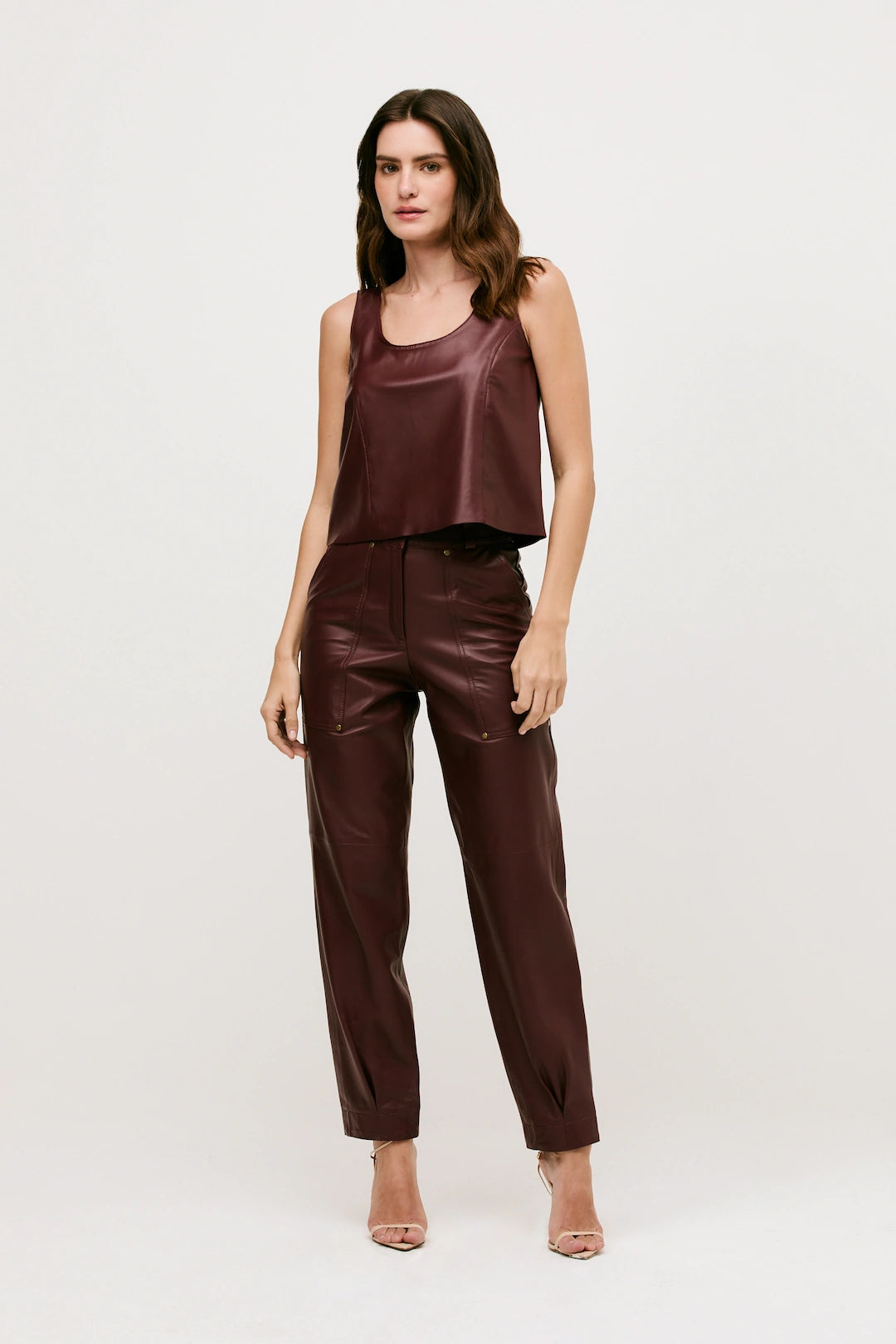 Calça Cenoura Couro Marsala Gia - Bonne Soirée