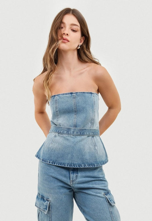Corset jeans com botões dourados, moderno e sofisticado. Realça a silhueta com um toque elegante.