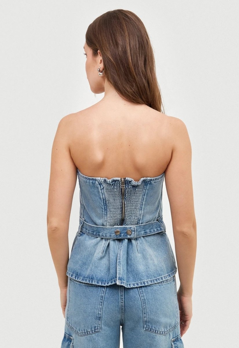 Corset jeans com botões dourados visto de costas, elegante e contemporâneo. Destaca a figura com um toque de luxo, perfeito para criar um look único e estiloso.
