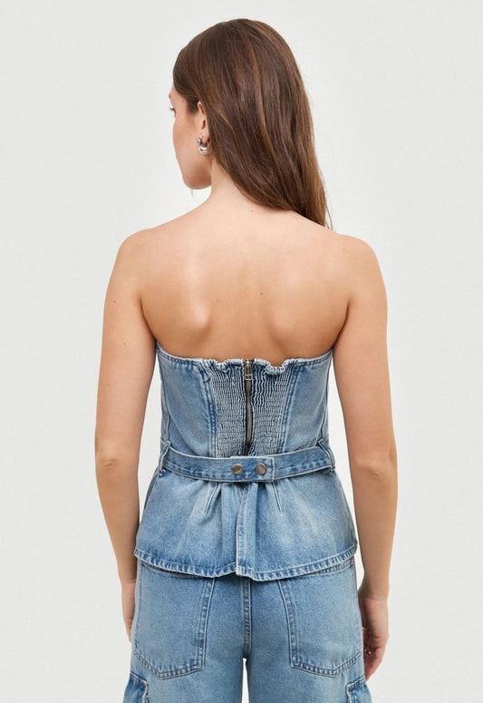 Corset jeans com botões dourados visto de costas, elegante e contemporâneo. Destaca a figura com um toque de luxo, perfeito para criar um look único e estiloso.