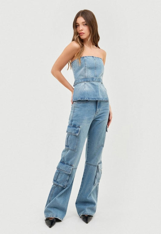 Corset jeans com botões dourados, chic e moderno combinado com calça cargo jeans.