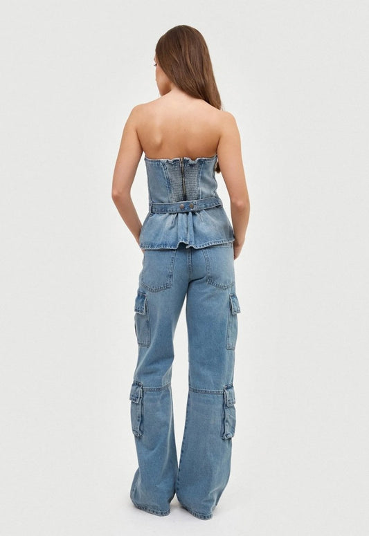 Corset jeans com botões dourados vsto de costas e calça cargo jeans.