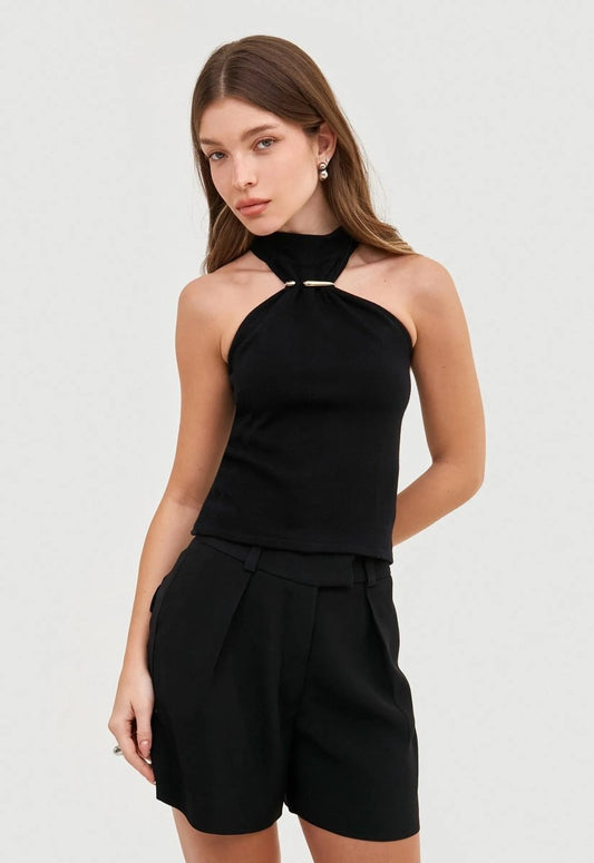 Regata feminina gola alta preta com detalhe dourado na parte superior, design elegante e sofisticado.