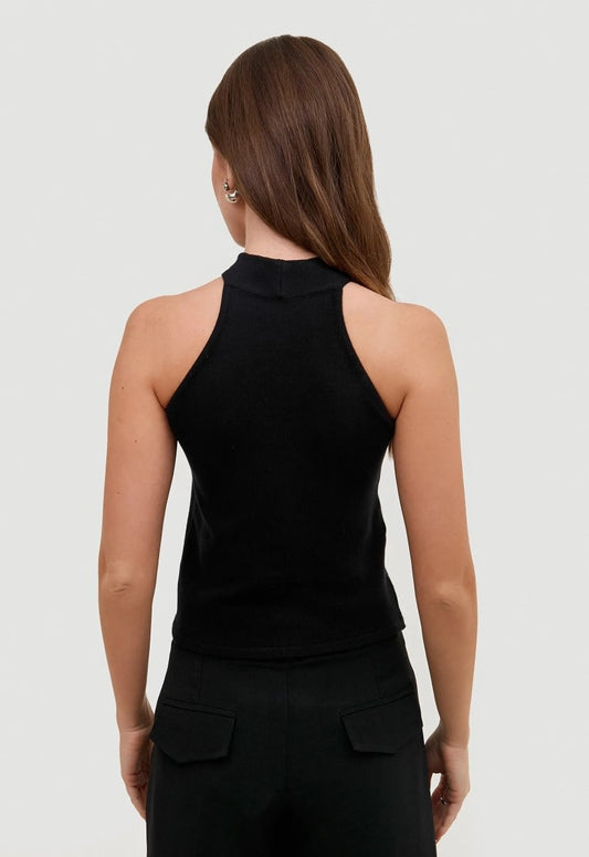Parte de trás da regata feminina gola alta preta, design simples e elegante.