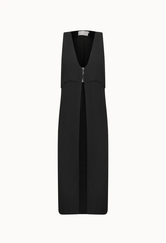Túnica feminina longa preta com corte elegante e tecido fluido. Fundo neutro destaca a sofisticação do design.