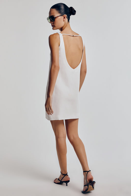 Vestido linho feminino off white visto de trás, com costas abertas e modelagem reta.