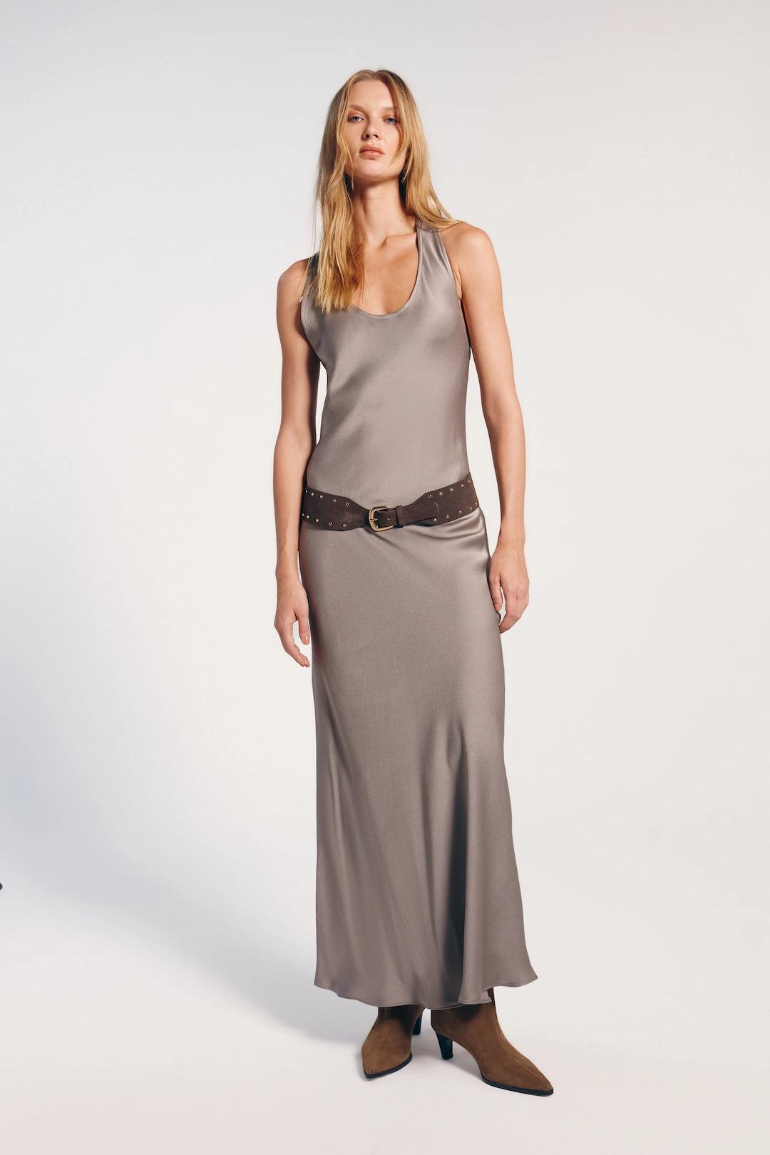 Vestido longo cinza, sofisticado e elegante, ideal para eventos formais. Seu tom neutro permite combinações variadas, tornando-o uma peça versátil no guarda-roupa.