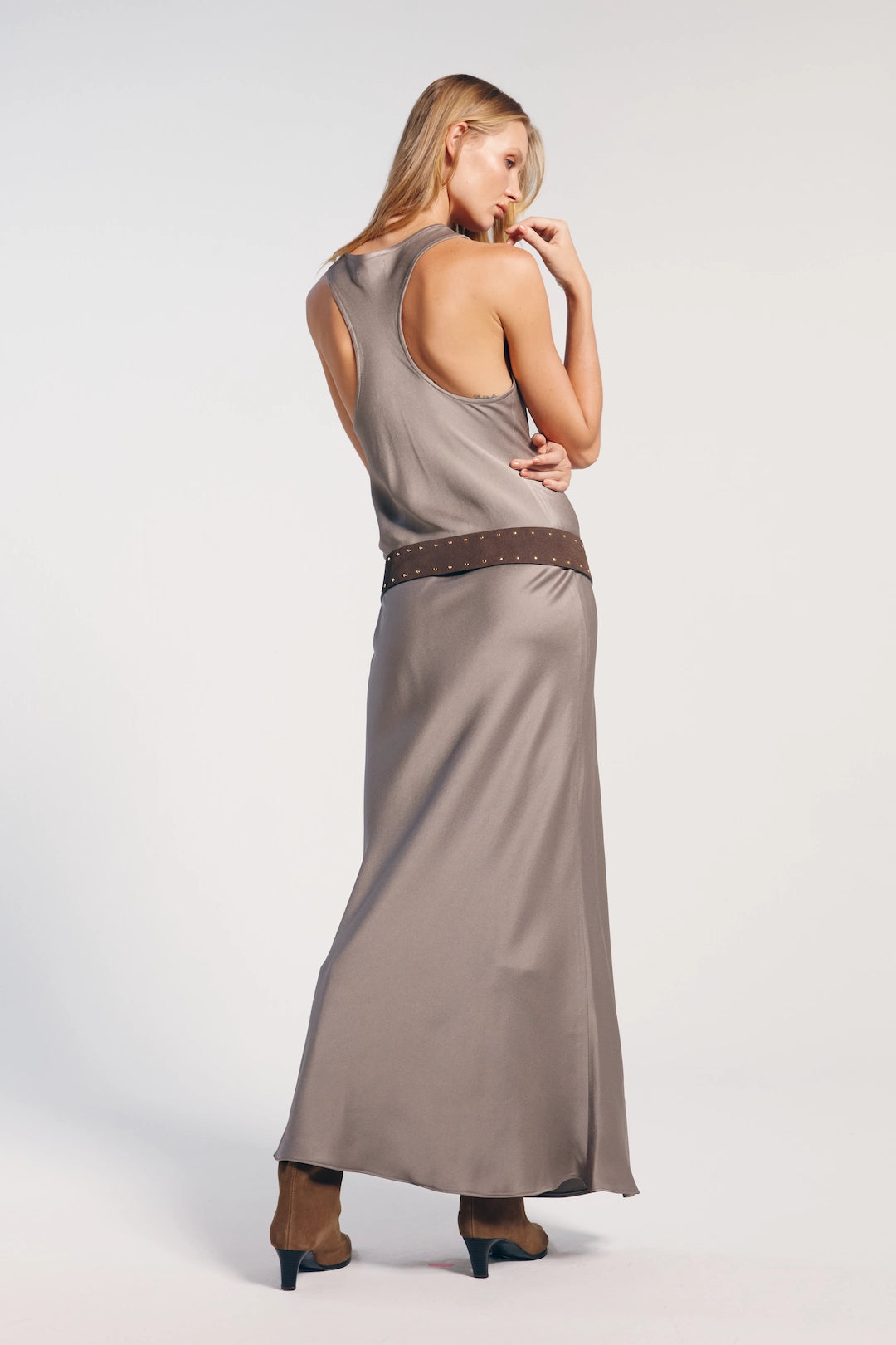 Vestido longo cinza visto de costas, com um design elegante que proporciona um visual sofisticado. Perfeito para ocasiões formais e especiais, destacando-se pela sua versatilidade.