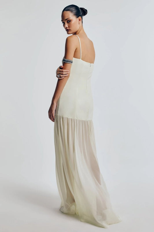 Vestido longo verde claro com alças finas e caimento fluido, peça simples e elegante.