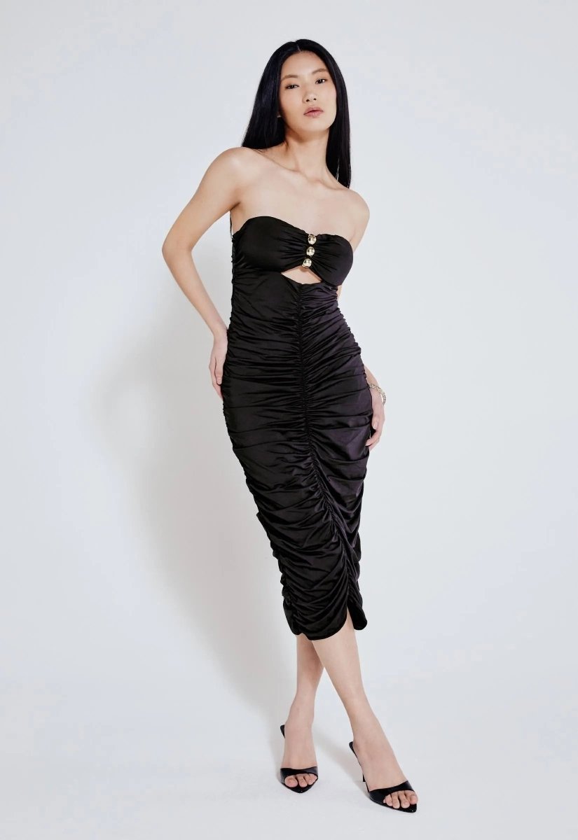 Vestido midi drapeado preto combinado com salto preto.