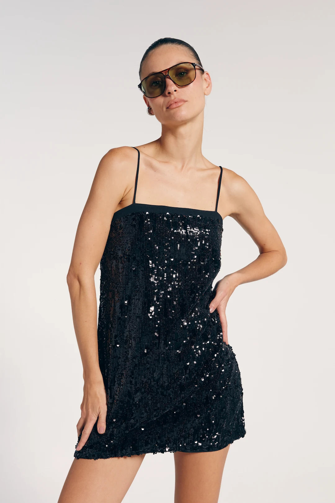 Vestido Curto Paetê Preto Com Alças Finas Donatella - Bonne Soirée