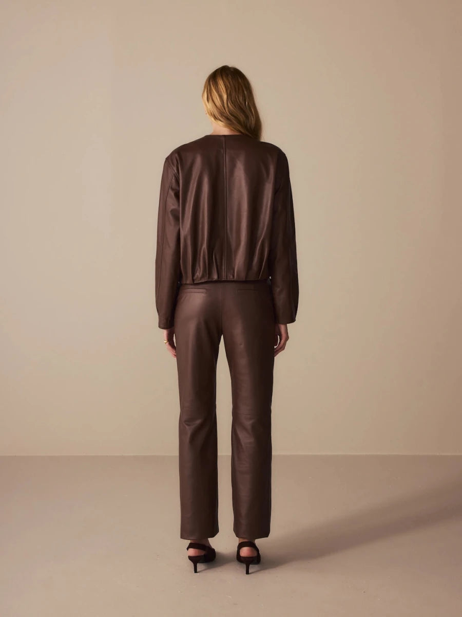 PRÉ - VENDA Calça Reta Marie Couro Marrom Café - Entrega a partir de 20/03 - Bonne Soirée