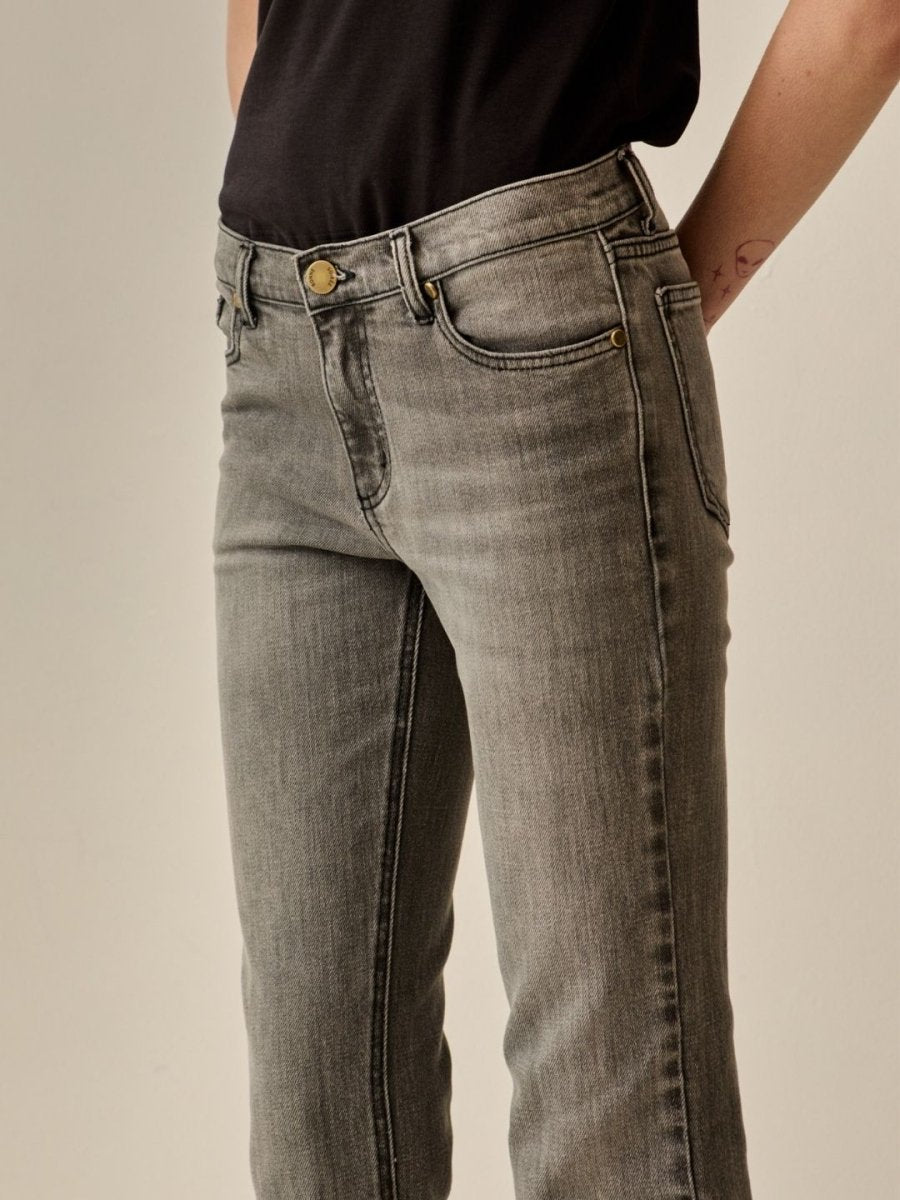Calça Jeans Flare Lexie Cintura Baixa Cinza - I26 - Bonne Soirée