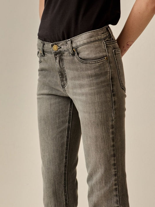 Calça Jeans Flare Lexie Cintura Baixa Cinza - I26 - Bonne Soirée