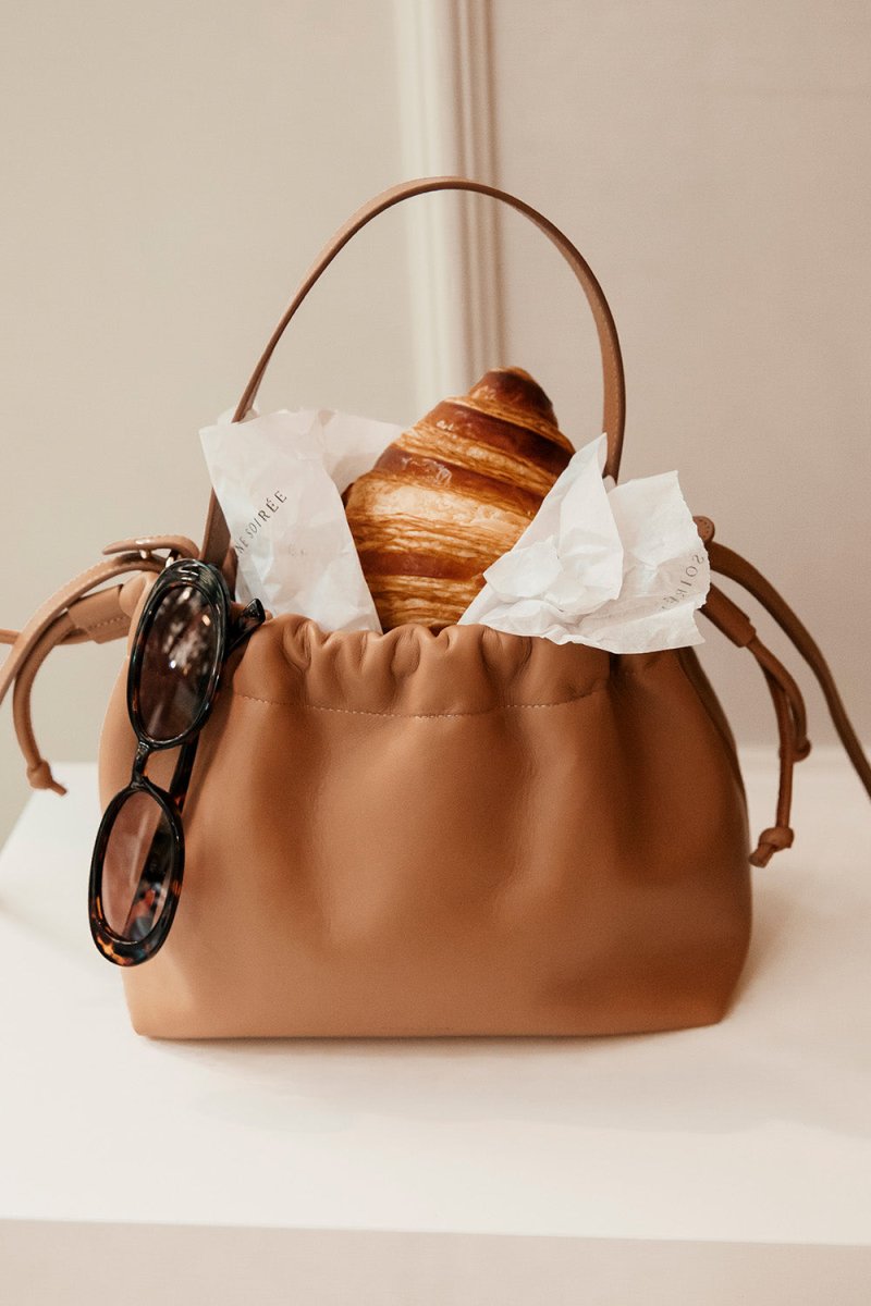 PRÉ VENDA | Bolsa Mini Le Bucket Couro Amêndoa | Entrega a partir de 19/10 - Bonne Soirée