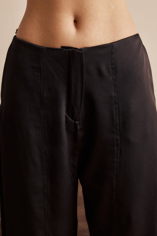Calça Cenoura Ella Crepe Preto