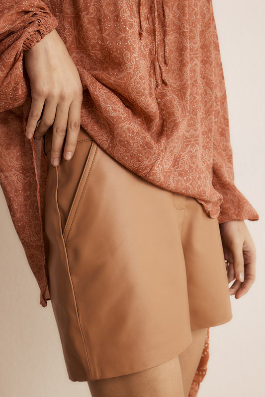 Shorts Helene Couro Amêndoa