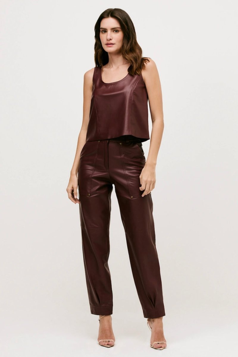 Calça Cenoura Couro Marsala Gia - Bonne Soirée