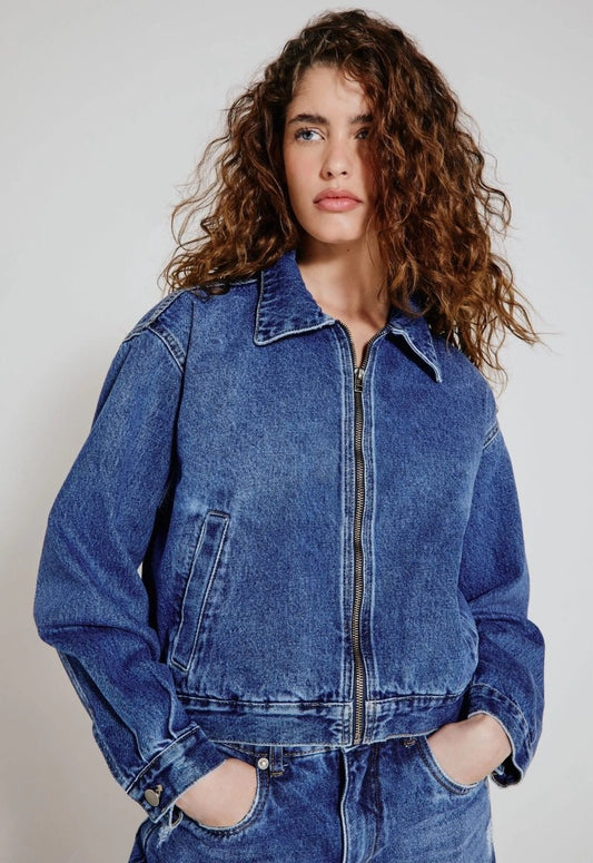 Modelo usa jaqueta jeans oversized