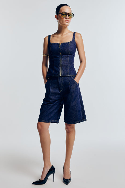 Bermuda jeans azul marinho, casual e versátil. Oferece conforto e estilo, ideal para compor looks descontraídos em dias quentes.