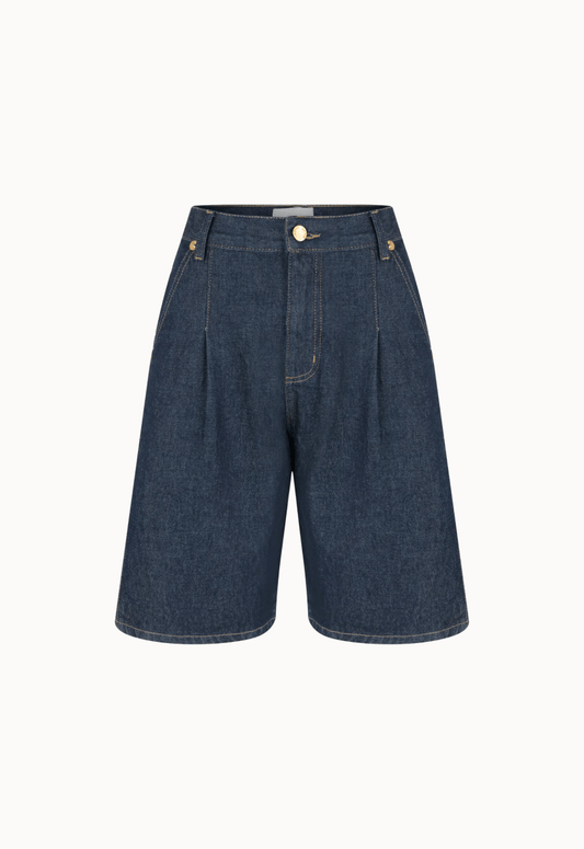 Bermuda jeans azul marinho, estilo casual. Confortável e versátil, é perfeita para o dia a dia e combina com várias peças para um look descontraído.