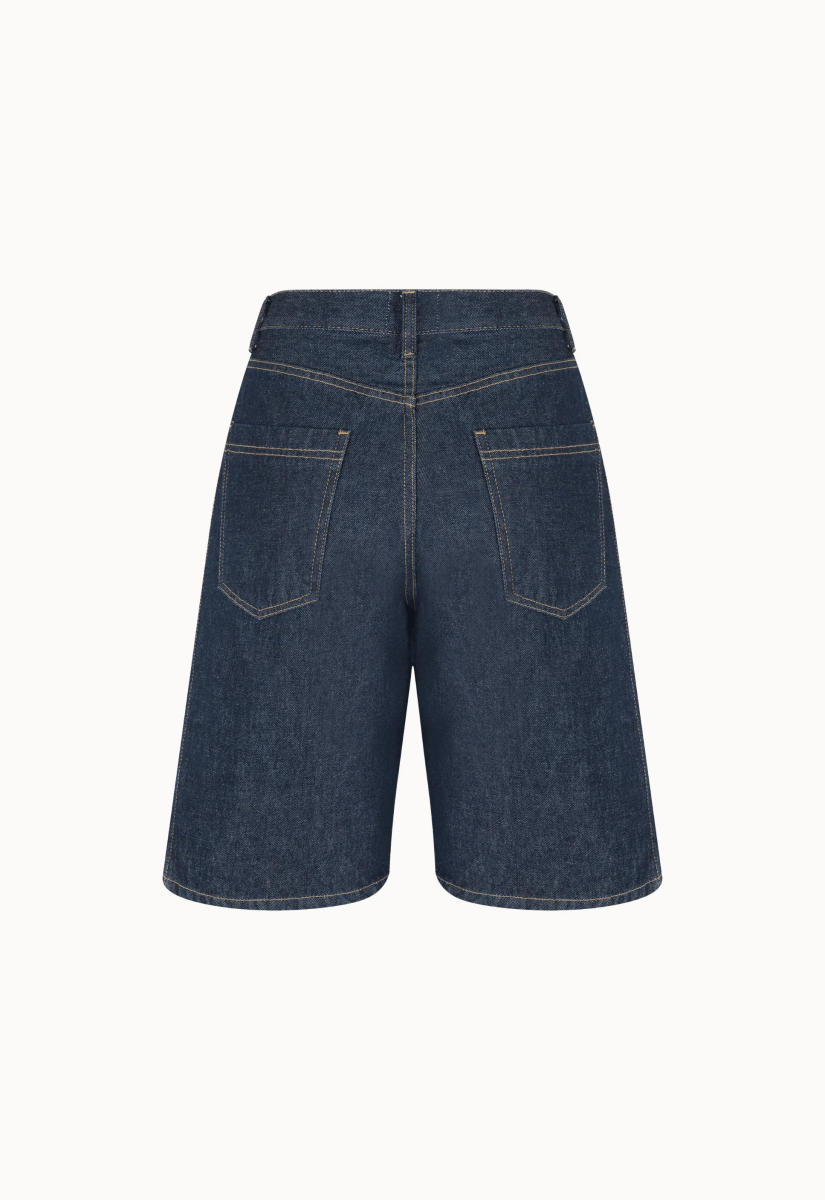 Bermuda jeans azul marinho, casual e versátil. Ideal para looks descontraídos, proporcionando conforto e estilo.