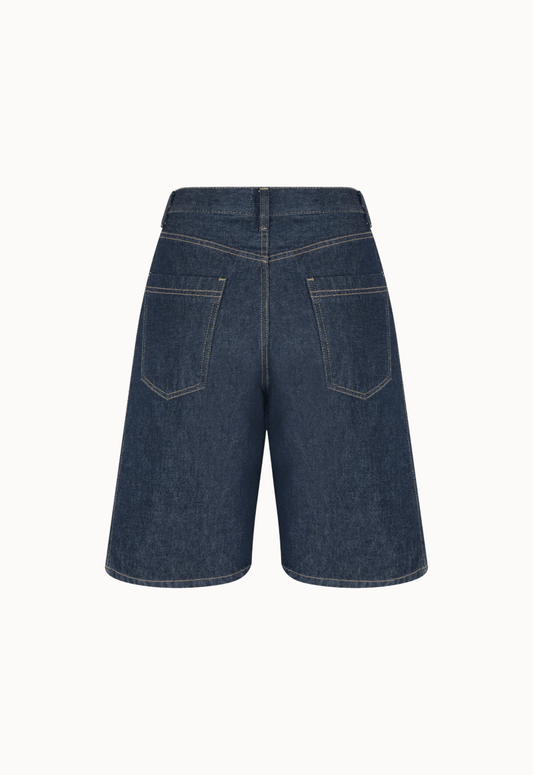 Bermuda jeans azul marinho, casual e versátil. Ideal para looks descontraídos, proporcionando conforto e estilo.