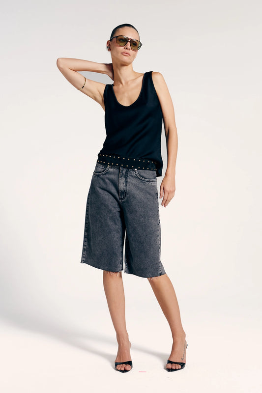 Bermuda jeans reta estonada combinada com regata. Estilo casual e moderno. 