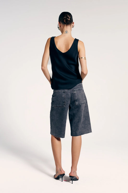Bermuda jeans reta estonada vista de trás, ideal para um look casual e moderno.