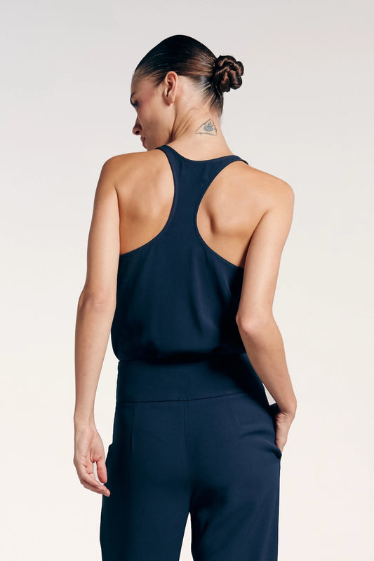 Blusa regata nadador azul marinho vista de costas, perfeita para um visual casual e confortável. 