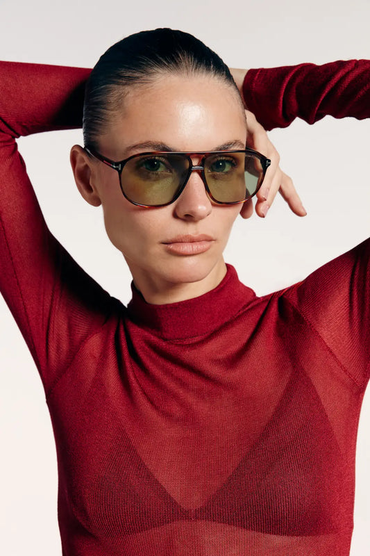 Blusa tricot manga longa cherry, confortável e elegante. Adiciona um toque de cor e sofisticação ao seu visual casual ou formal.