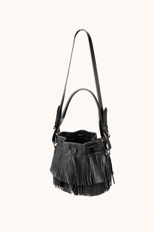 Bolsa de couro feminina média preta. A bolsa tem duas opções de alça, uma curta e outra longa.