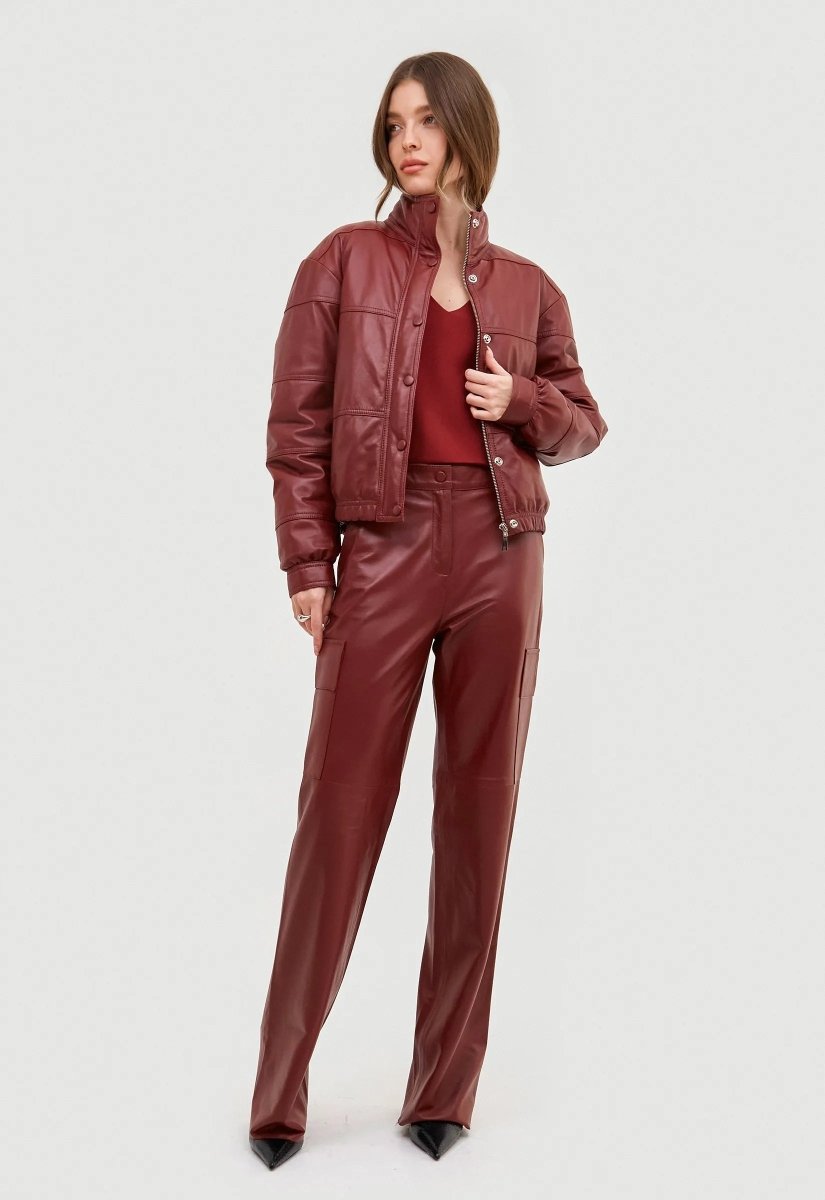 Calça cargo couro bordô, bolsos utilitários e corte ajustado.