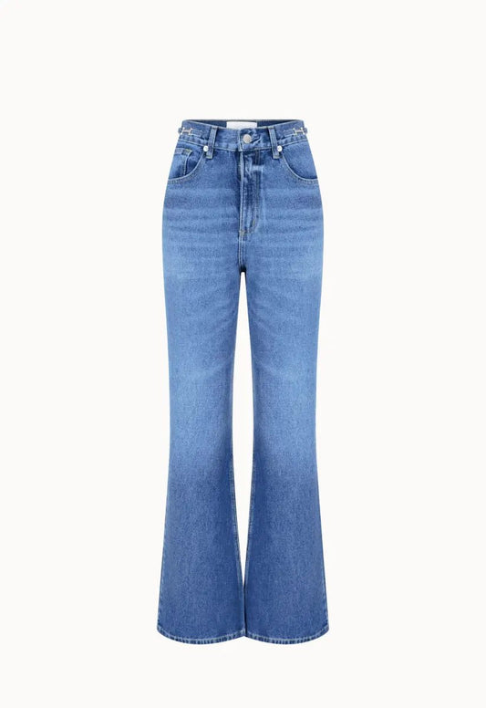 Imagem da calça jeans wide leg azul, a peça possui modelagem levemente flare e bolsos.