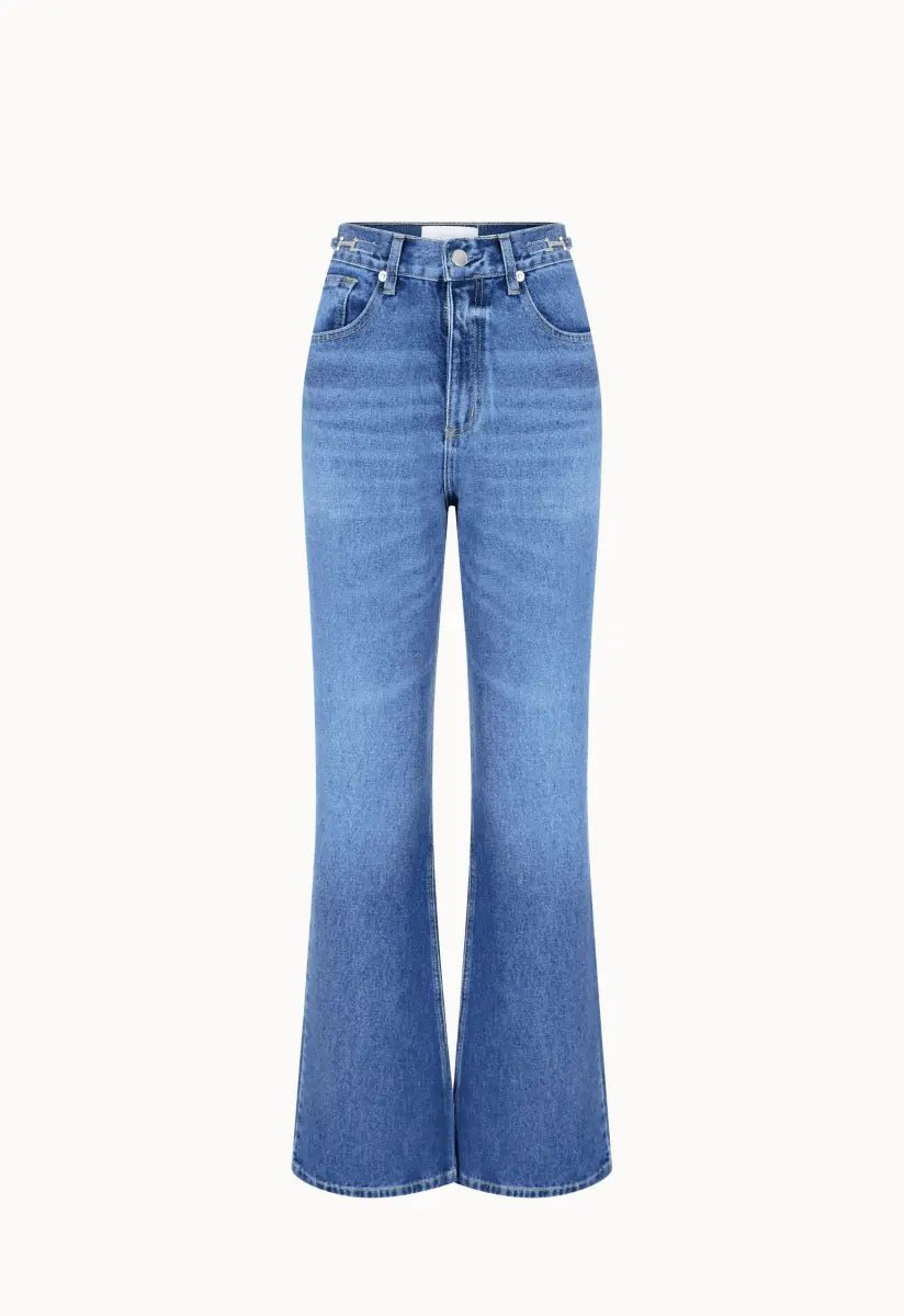 Imagem da calça jeans wide leg azul, a peça possui modelagem levemente flare e bolsos.