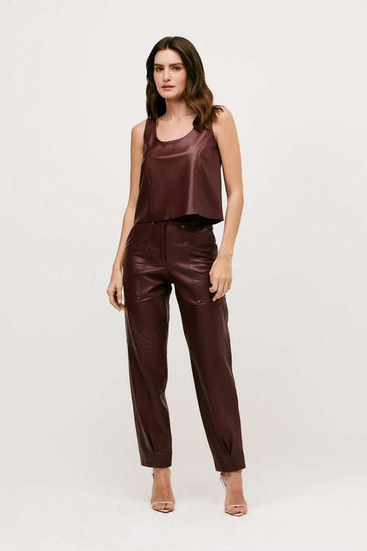 Calça Cenoura Couro Marsala Gia - Bonne Soirée