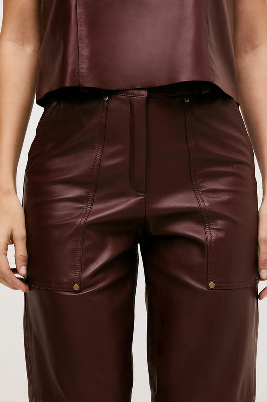 Calça Cenoura Couro Marsala Gia - Bonne Soirée