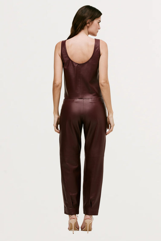 Calça Cenoura Couro Marsala Gia